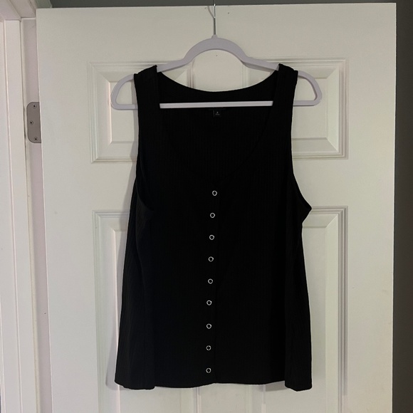 Black Torrid PLUS tank with button detail - Picture 1 of 3